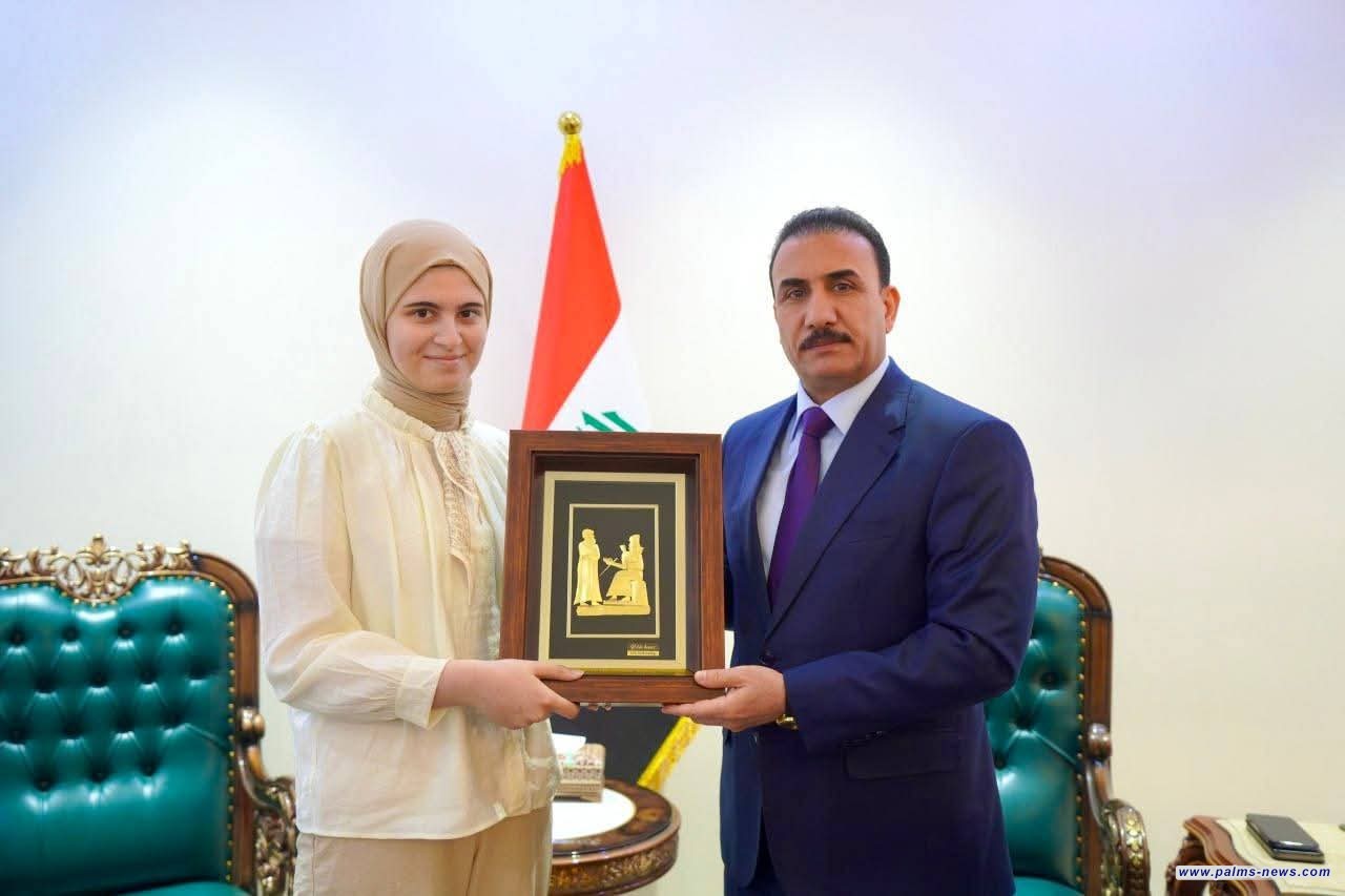 وزير التربية إبراهيم الجبوري يكرم الطالبة زينب سامر حامد الأولى على العراق دون دوام بالانتساب أو دروس خصوصية